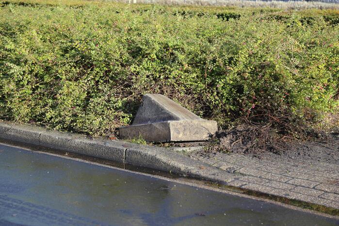 Vrachtwagen botst op betonblok