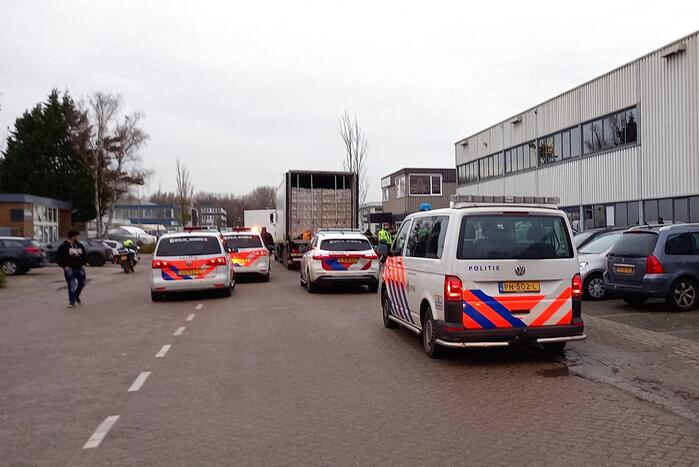 Vijf personen aangetroffen in vrachtwagen