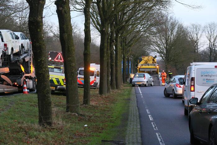 Weghelft afgesloten door kop-staart aanrijding