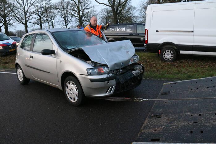 Weghelft afgesloten door kop-staart aanrijding