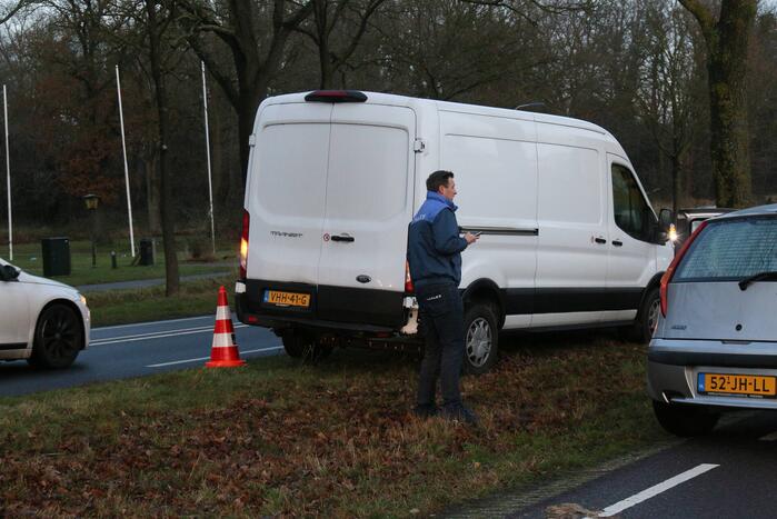 Weghelft afgesloten door kop-staart aanrijding