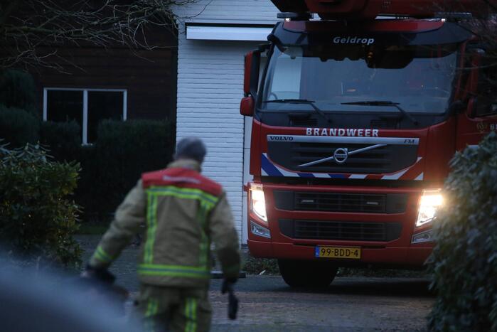 Brandweer blust brand in schoorsteen van woning