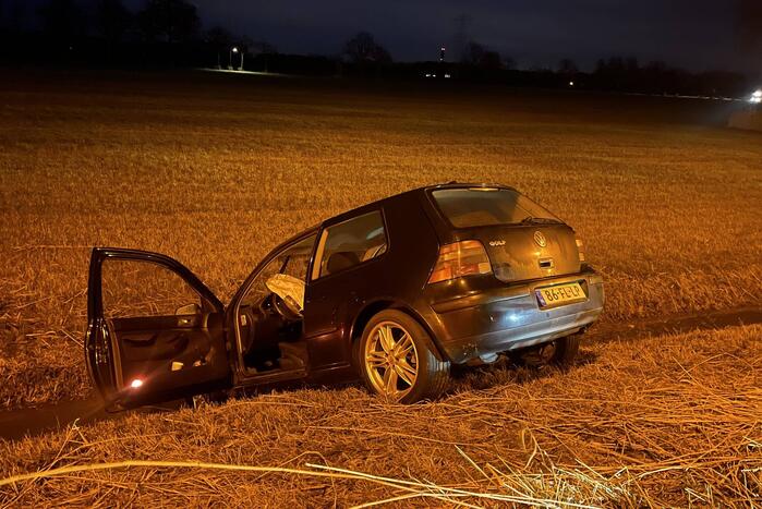 Automobilist verliest macht over het stuur en komt tot stilstand in sloot