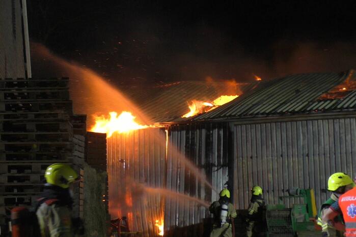 Uitslaande brand in landbouwschuur