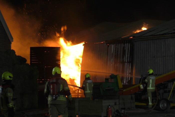 Uitslaande brand in landbouwschuur