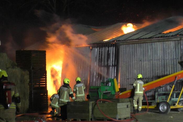 Uitslaande brand in landbouwschuur