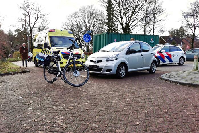 E-biker gewond bij botsing met personenauto