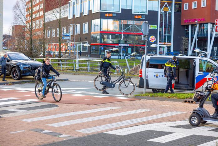 Fietsster gewond bij botsing met auto beruchte rotonde