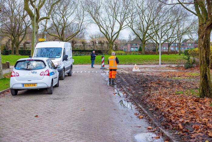 Werkvoertuig rijdt waterleiding kapot