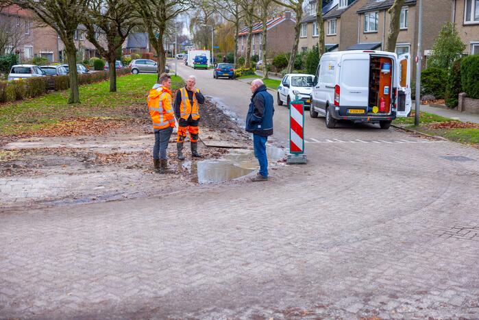 Werkvoertuig rijdt waterleiding kapot