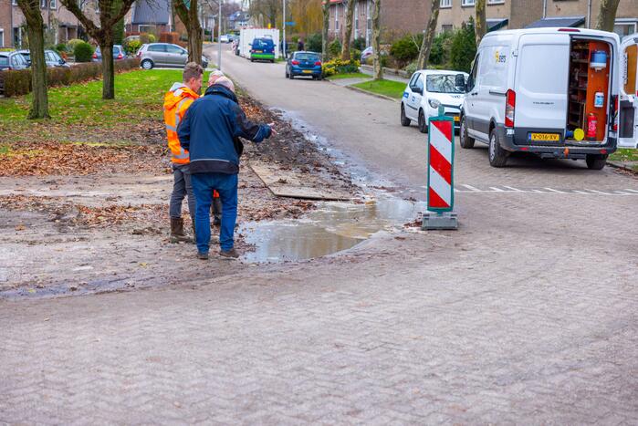 Werkvoertuig rijdt waterleiding kapot