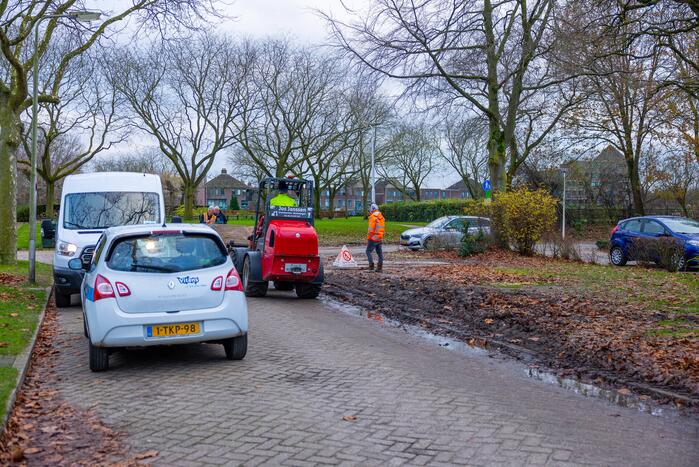 Werkvoertuig rijdt waterleiding kapot