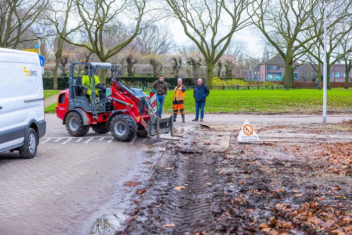 Werkvoertuig rijdt waterleiding kapot
