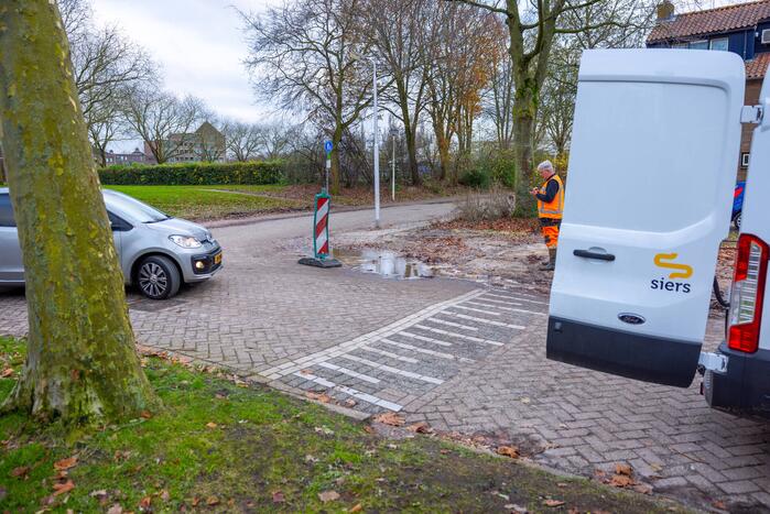 Werkvoertuig rijdt waterleiding kapot