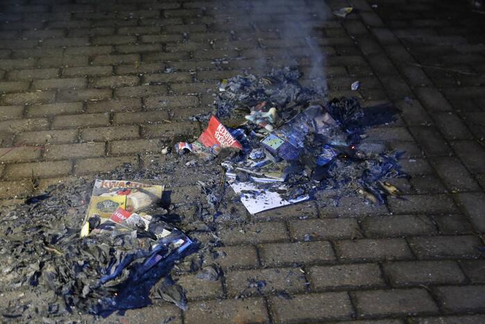 Brandweer dooft brandende reclamefolders