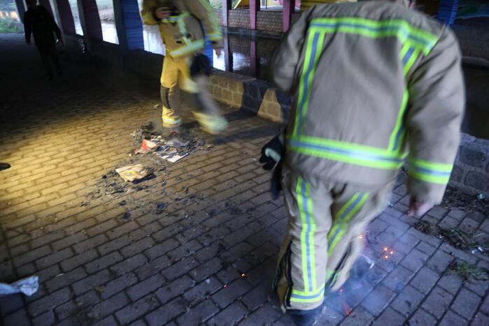 Brandweer dooft brandende reclamefolders