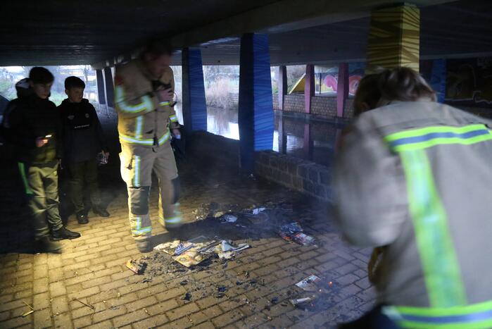 Brandweer dooft brandende reclamefolders