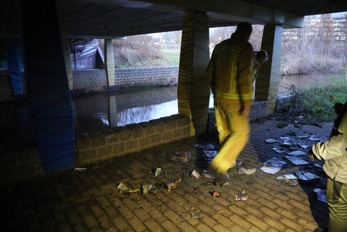 Brandweer dooft brandende reclamefolders