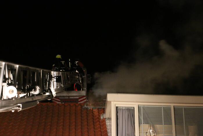 Veel rook door brand in schoorsteen
