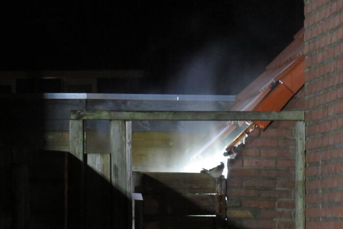 Plastic stoel volledig uitgebrand in steeg