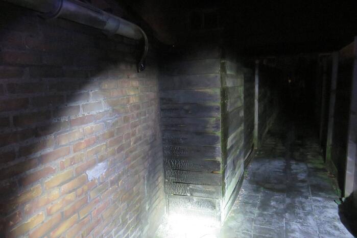 Plastic stoel volledig uitgebrand in steeg