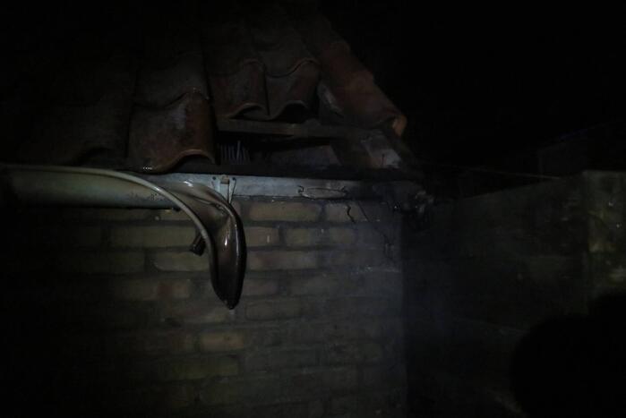 Plastic stoel volledig uitgebrand in steeg