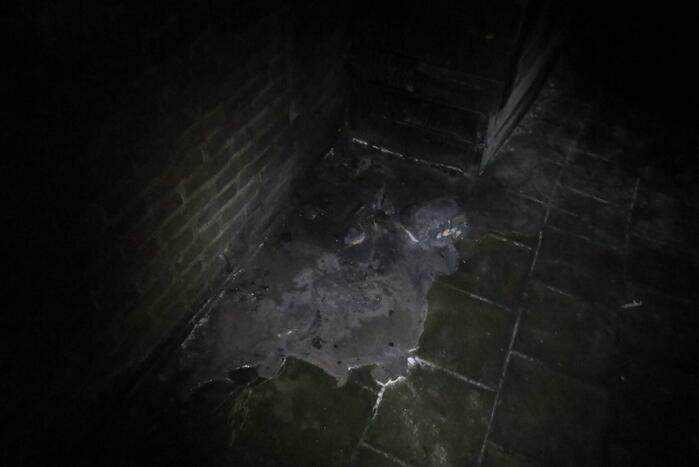 Plastic stoel volledig uitgebrand in steeg