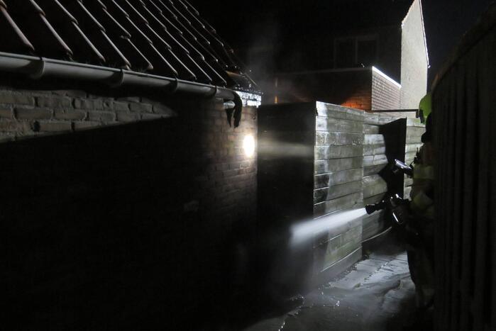 Plastic stoel volledig uitgebrand in steeg