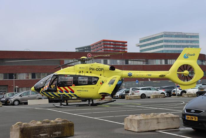 Traumahelikopter lifeliner 5 landt bij Flevoziekenhuis