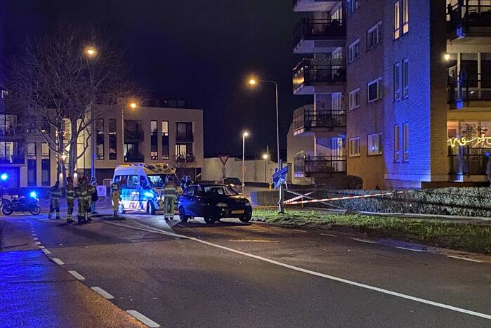 Lantaarnpaal breekt af door aanrijding