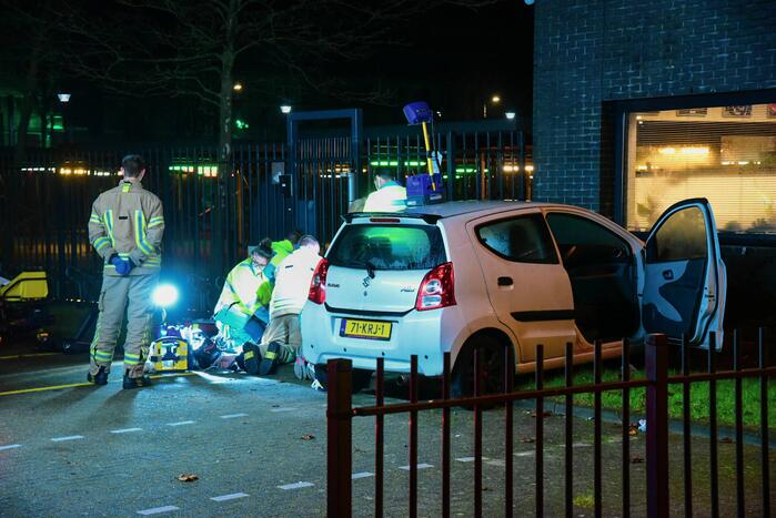 Automobilist overleden bij botsing tegen gebouw