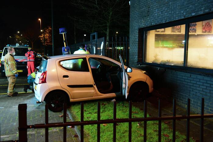 Automobilist overleden bij botsing tegen gebouw