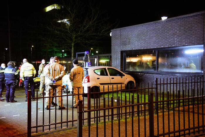 Automobilist overleden bij botsing tegen gebouw