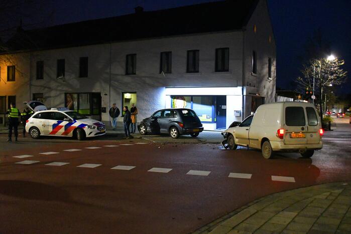 Flinke schade na botsing op kruispunt
