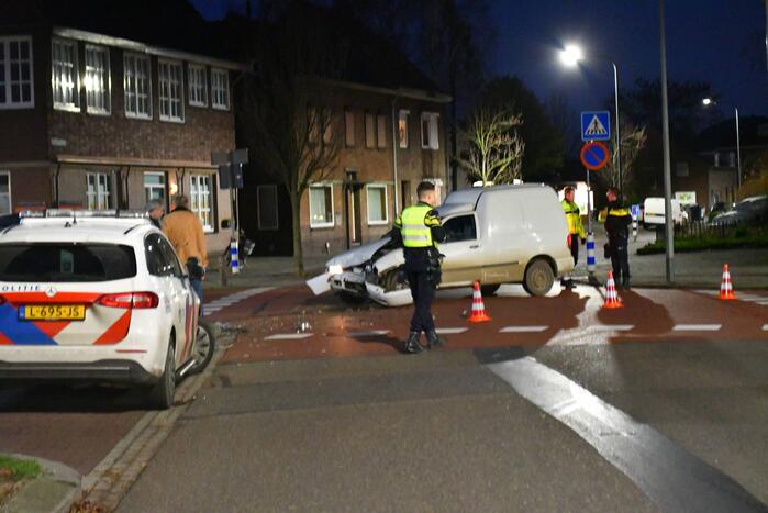Flinke schade na botsing op kruispunt