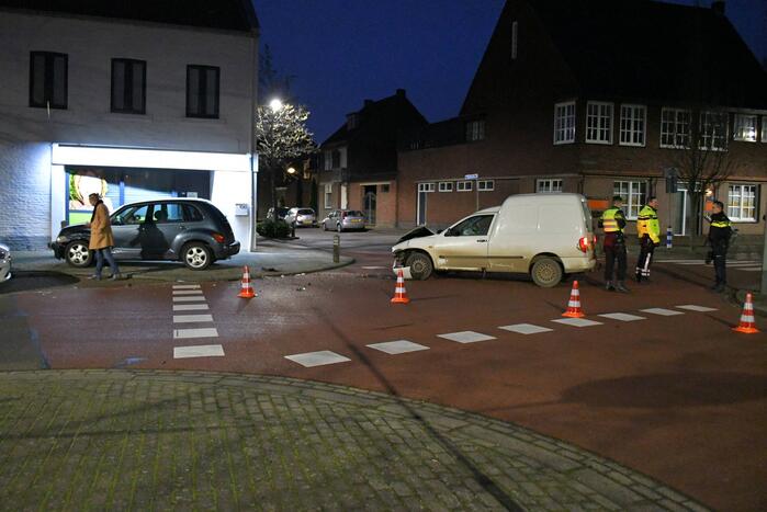 Flinke schade na botsing op kruispunt