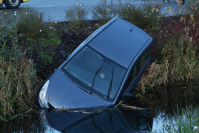 Veel hulpdiensten aanwezig voor auto te water