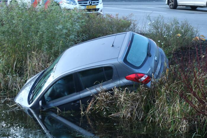 Veel hulpdiensten aanwezig voor auto te water