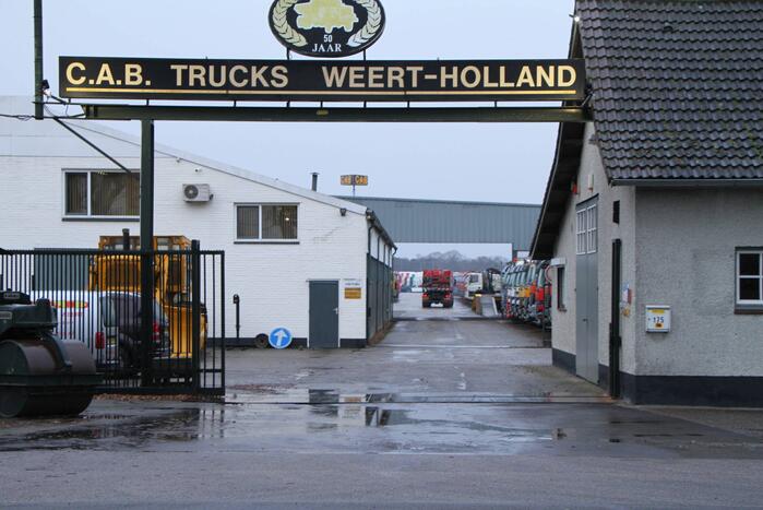 Vrachtwagen vliegt in brand bij CAB trucks