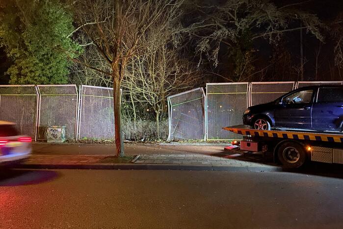 Auto rijdt dwars door hekwerk