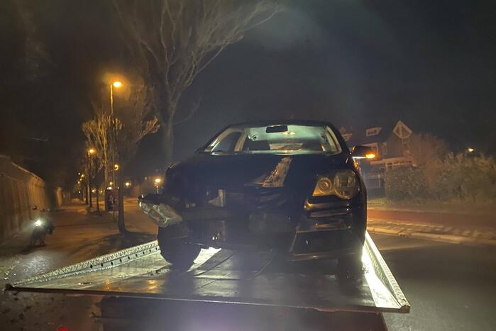 Auto rijdt dwars door hekwerk