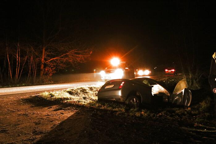 Auto raakt van de weg en belandt in sloot