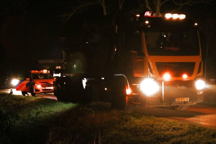Auto raakt van de weg en belandt in sloot