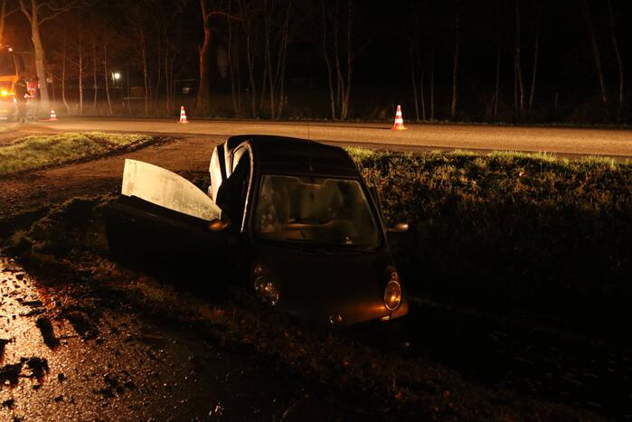 Auto raakt van de weg en belandt in sloot