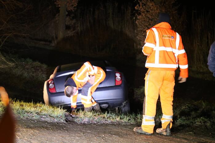 Auto raakt van de weg en belandt in sloot