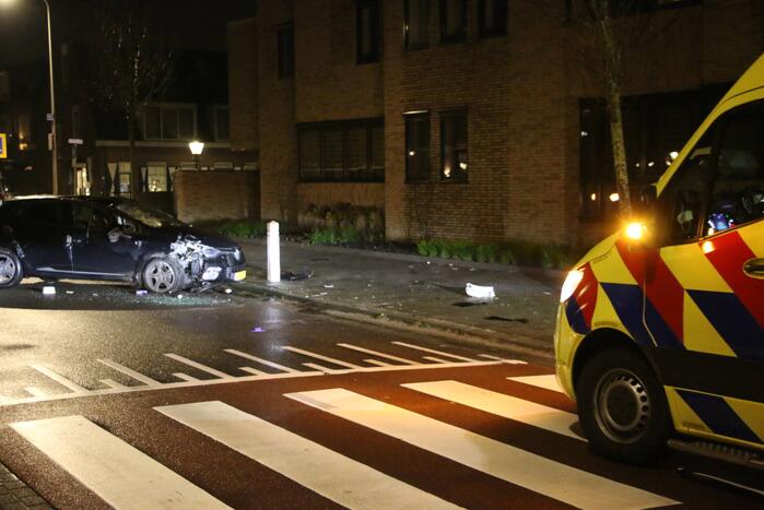 Automobilist raakt van de weg en ramt boom