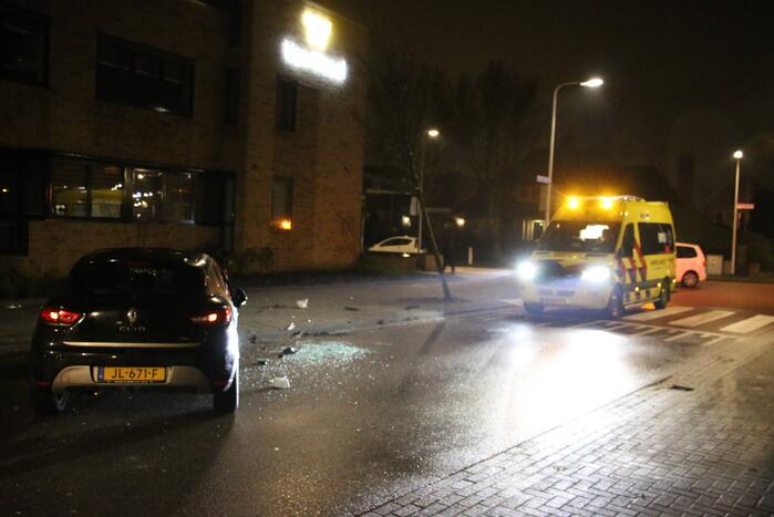 Automobilist raakt van de weg en ramt boom