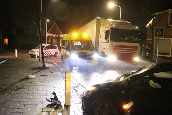 Automobilist raakt van de weg en ramt boom