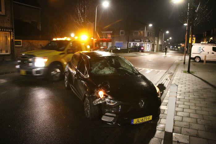 Automobilist raakt van de weg en ramt boom