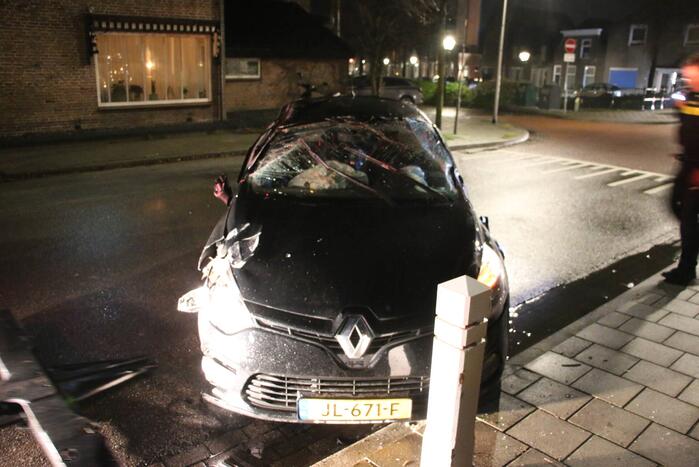 Automobilist raakt van de weg en ramt boom